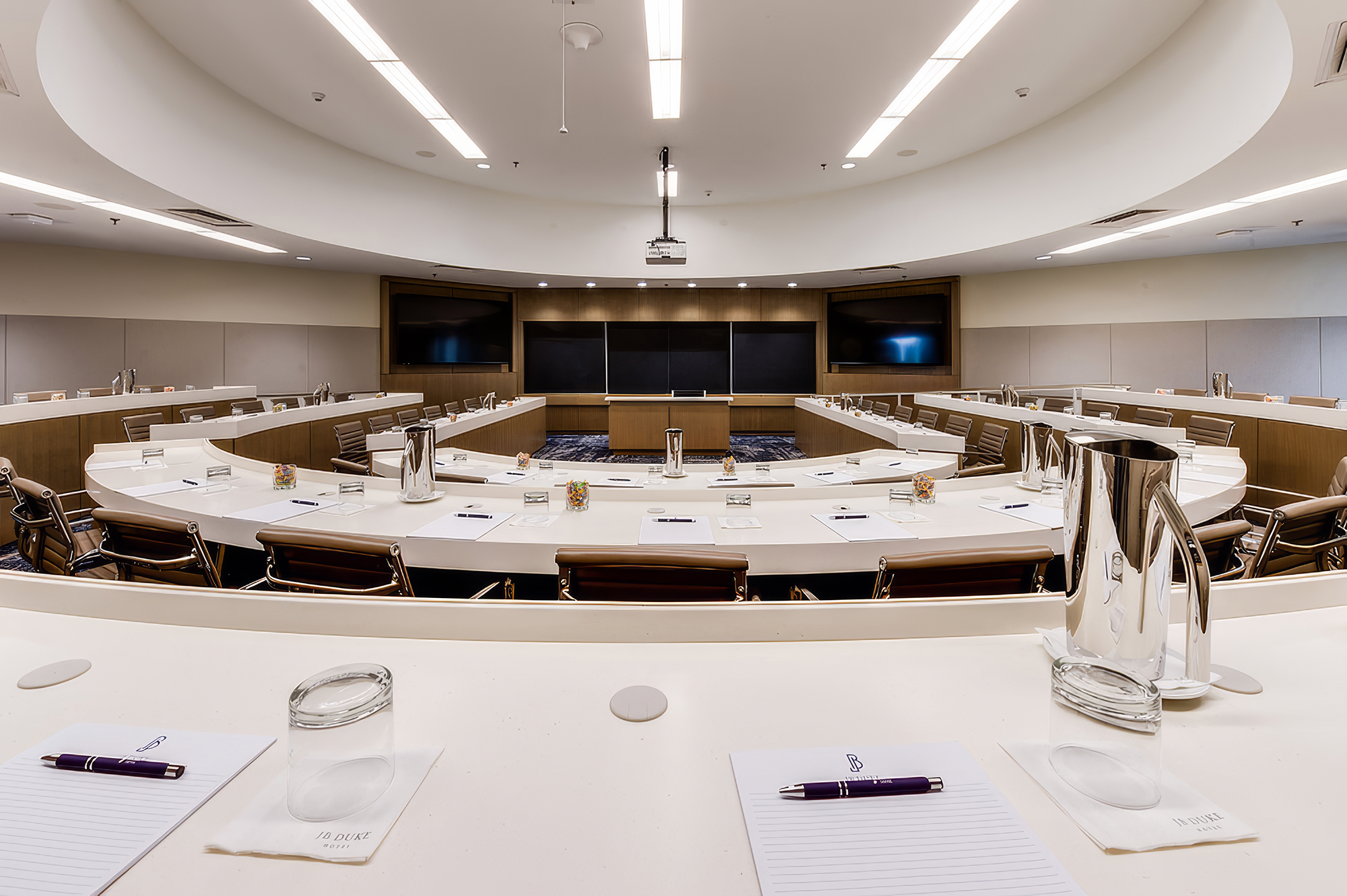 Détenu par l'Université Duke, l'hôtel et centre de conférence JB Duke, à Durham (Caroline du Nord), inclut deux salles de classe de 65 places dans lesquelles des cours, des réunions d'affaires, et des colloques ont lieu. Ces salles bénéficient de la dernière technologie audiovisuelle Extron, notamment l'AV Pro sur IP NAV.