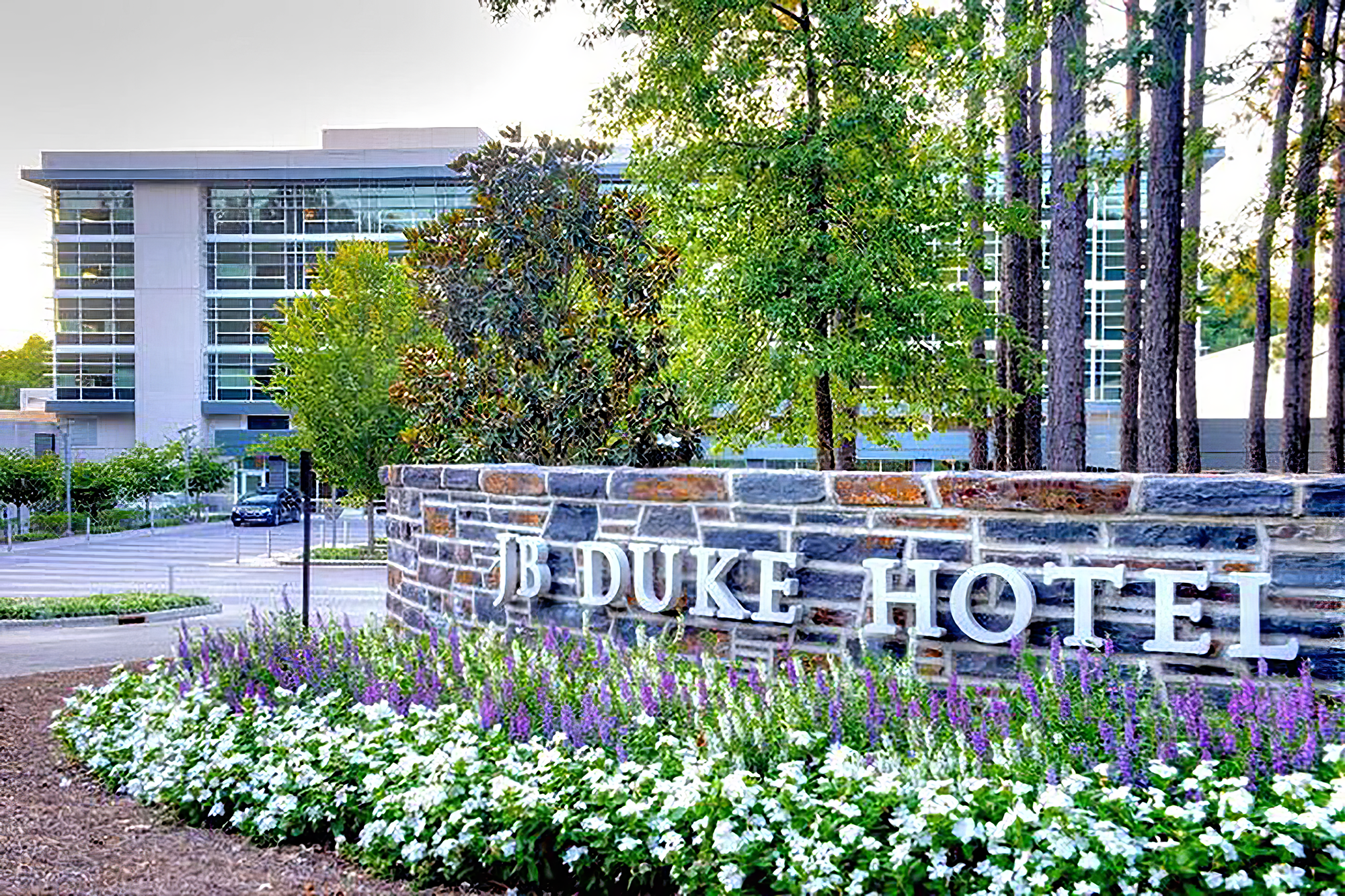 L'hôtel et centre de conférence JB Duke accueille des cadres et des vacanciers du monde entier. À quelques pas de la faculté de commerce Fuqua de l'université, ce lieu est prisé par les étudiants, les enseignants, et les clients de l'établissement.