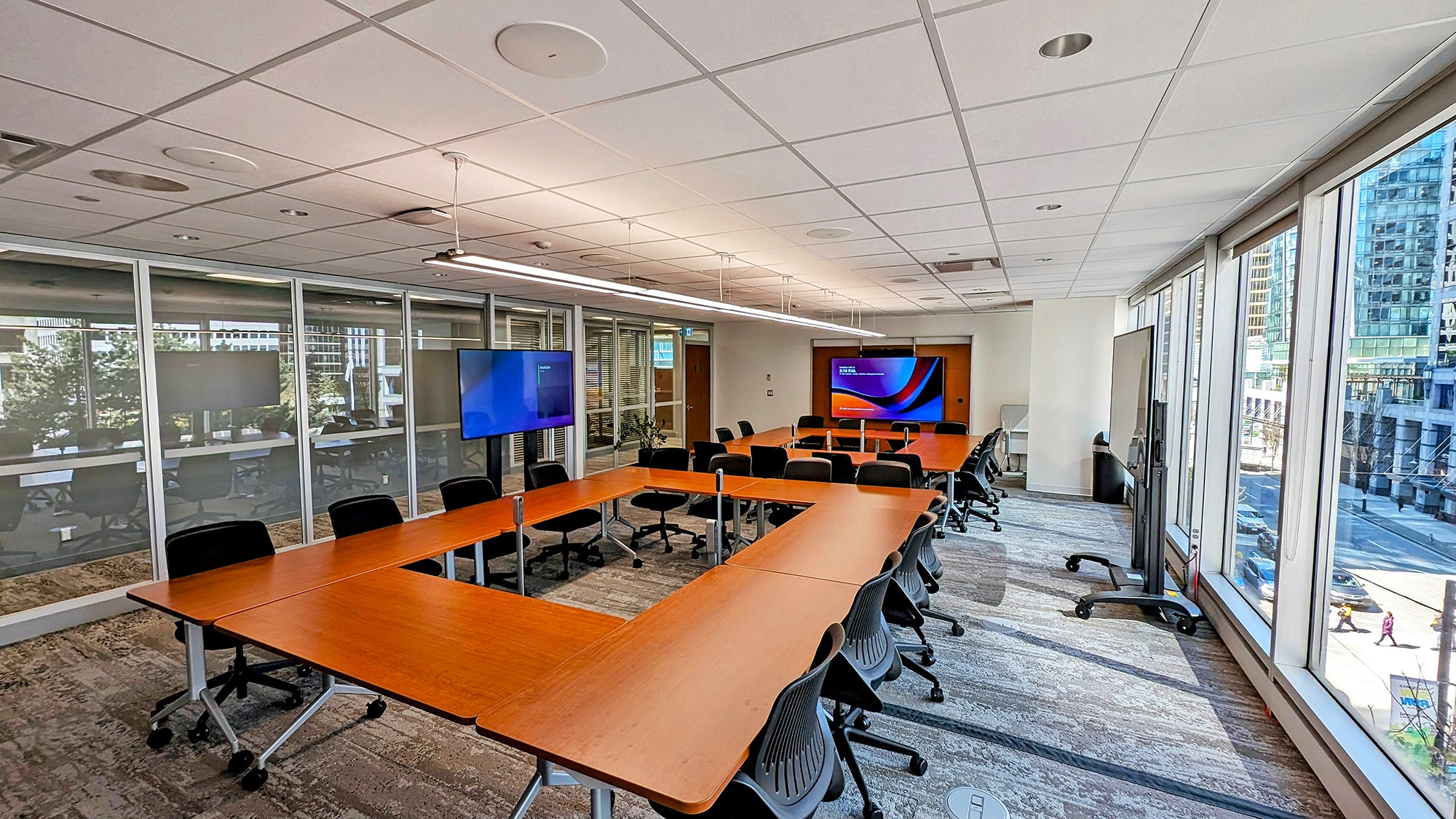 Das Raumdesign ermöglicht eine einfache Neukonfiguration mit mobilen Displays und flexiblen Sitzanordnungen, um es an die verschiedenen Meeting-Optionen und Schulungssitzungen anzupassen.