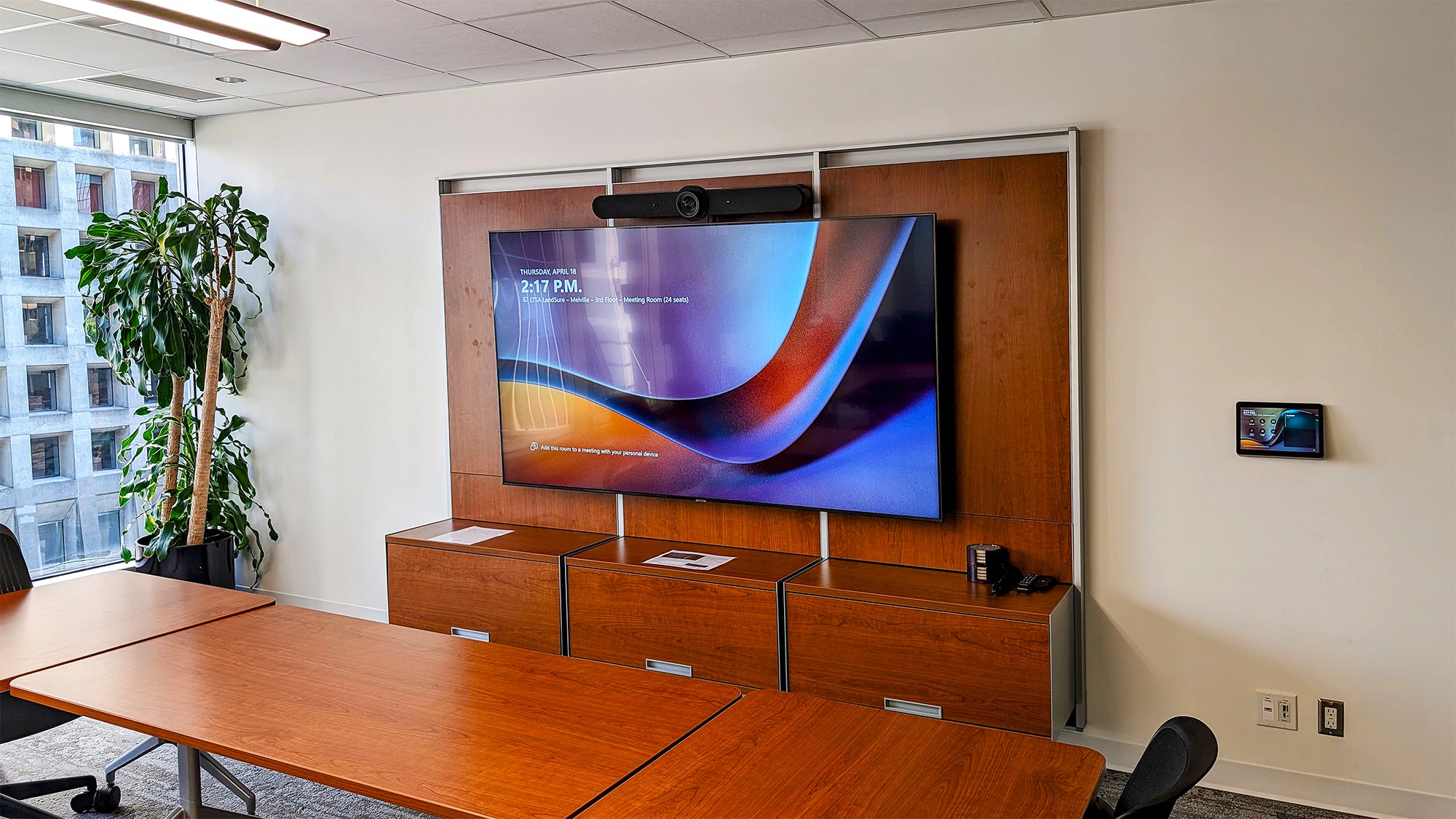 Der in der Nähe des großen zentralen Displays montierte Logitech Tap Touch-Controller lässt sich nahtlos in die Automations-Optionen von Extron integrieren, um eine intuitive Steuerung des AV-Raumsystems zu ermöglichen. 