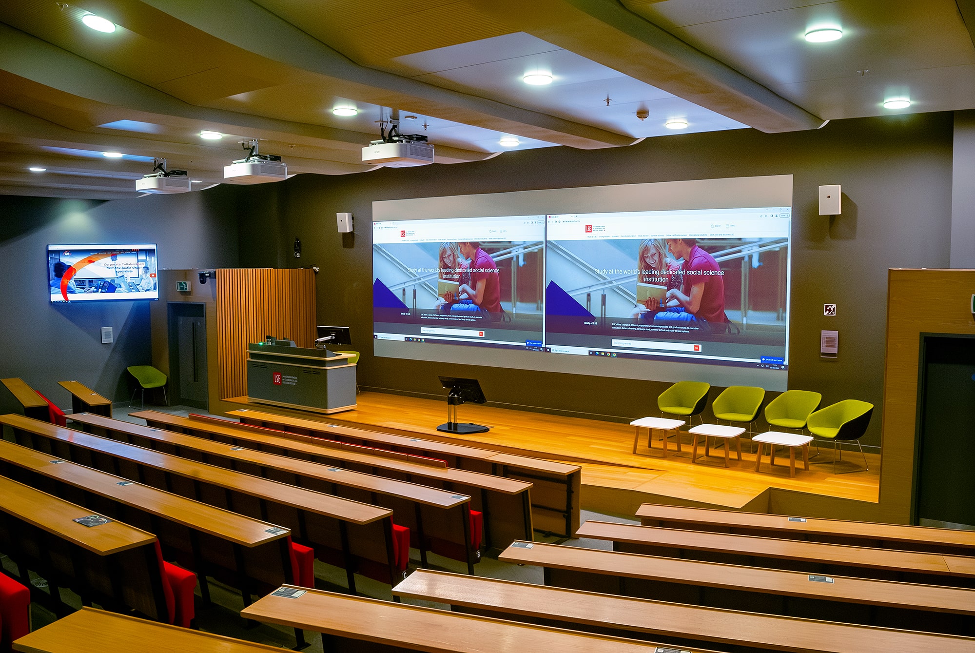 Disposant de 400 places, l'amphithéâtre Sheikh Zayed de la LSE accueille des cours, des événements publics très médiatisés, et d'importantes émissions, servant de plateforme à la vie universitaire et civique de l'établissement.