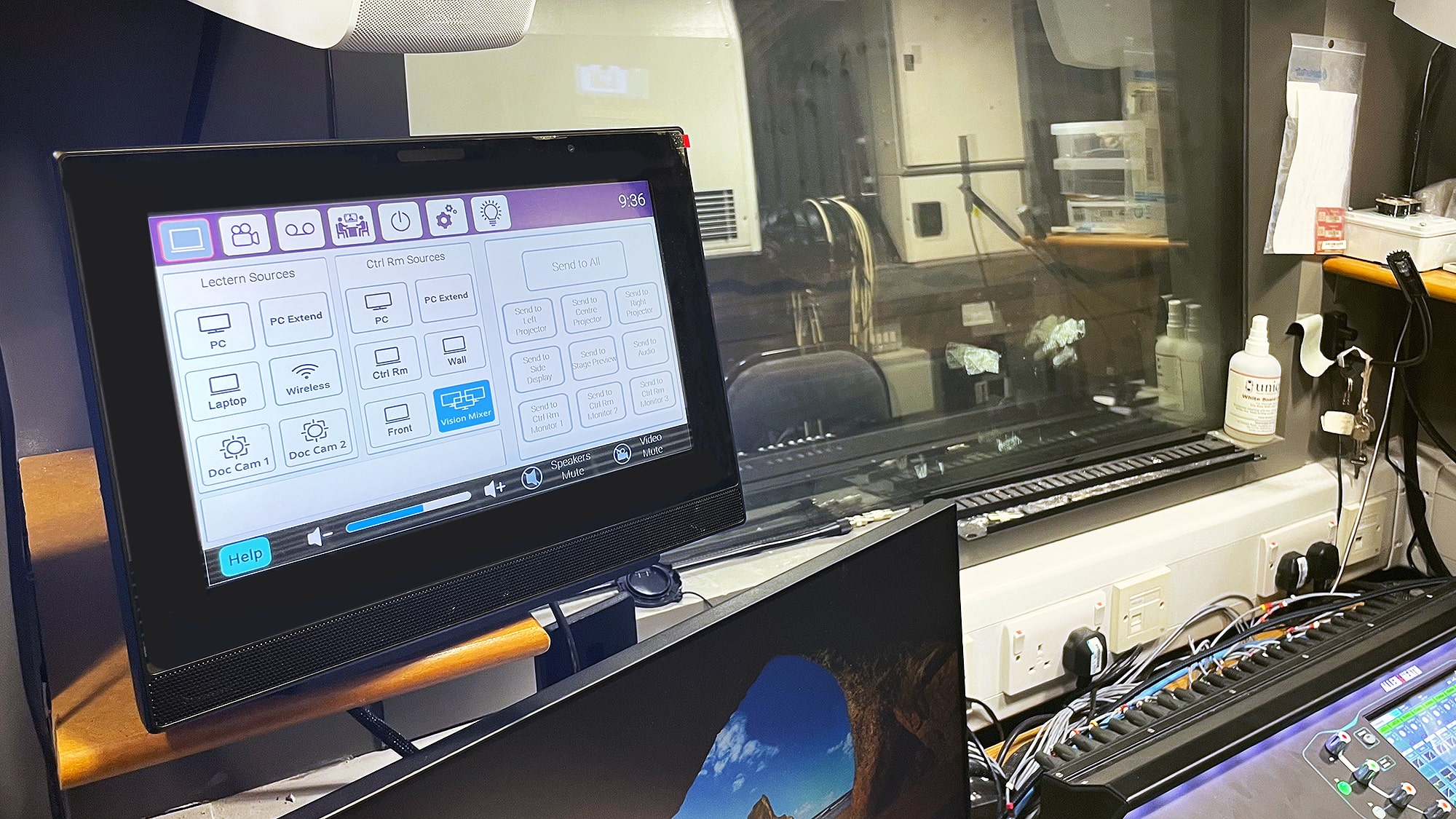 L'écran tactile de la salle de contrôle principale offre aux techniciens audiovisuels une interface intuitive et complète pour la gestion des événements.