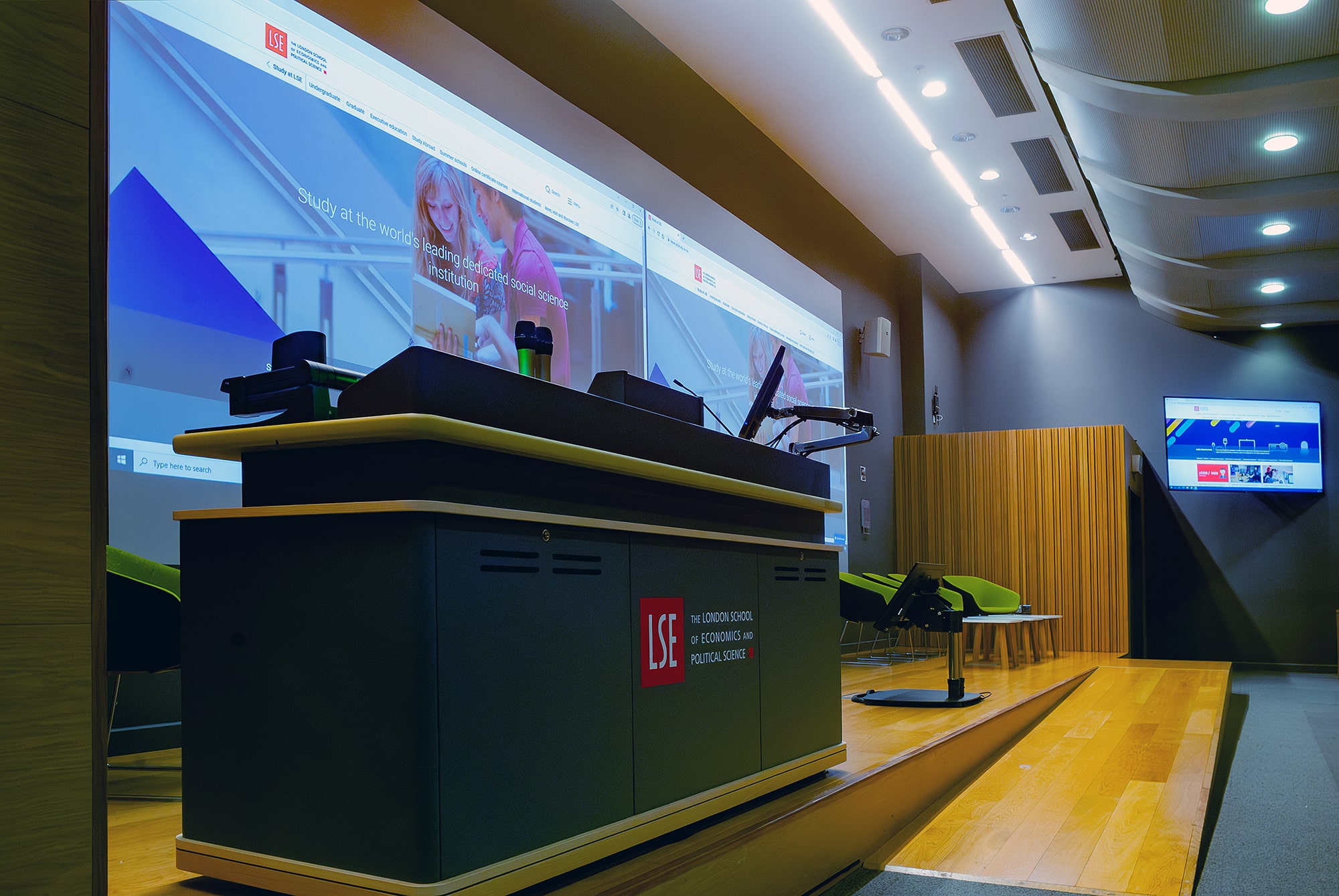 Le bureau du présentateur et la rampe d'accessibilité offrent une plateforme inclusive et fonctionnelle pour les cours et les événements publics.