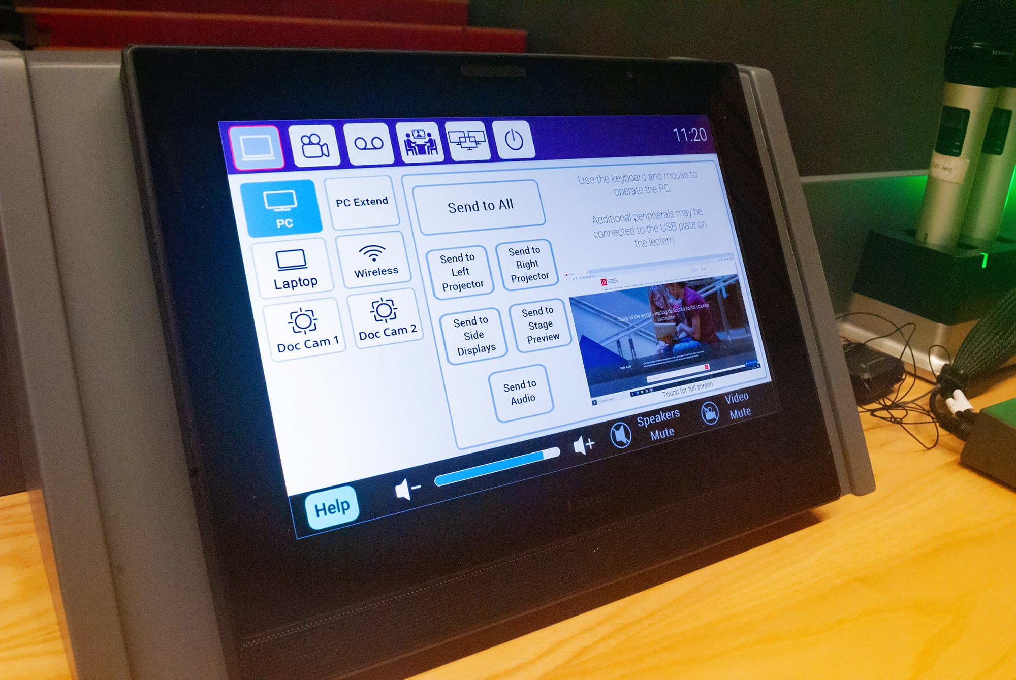 L'écran tactile TouchLink Pro affiche une interface de contrôle audiovisuelle claire et intuitive sur un écran tactile capacitif 12”.