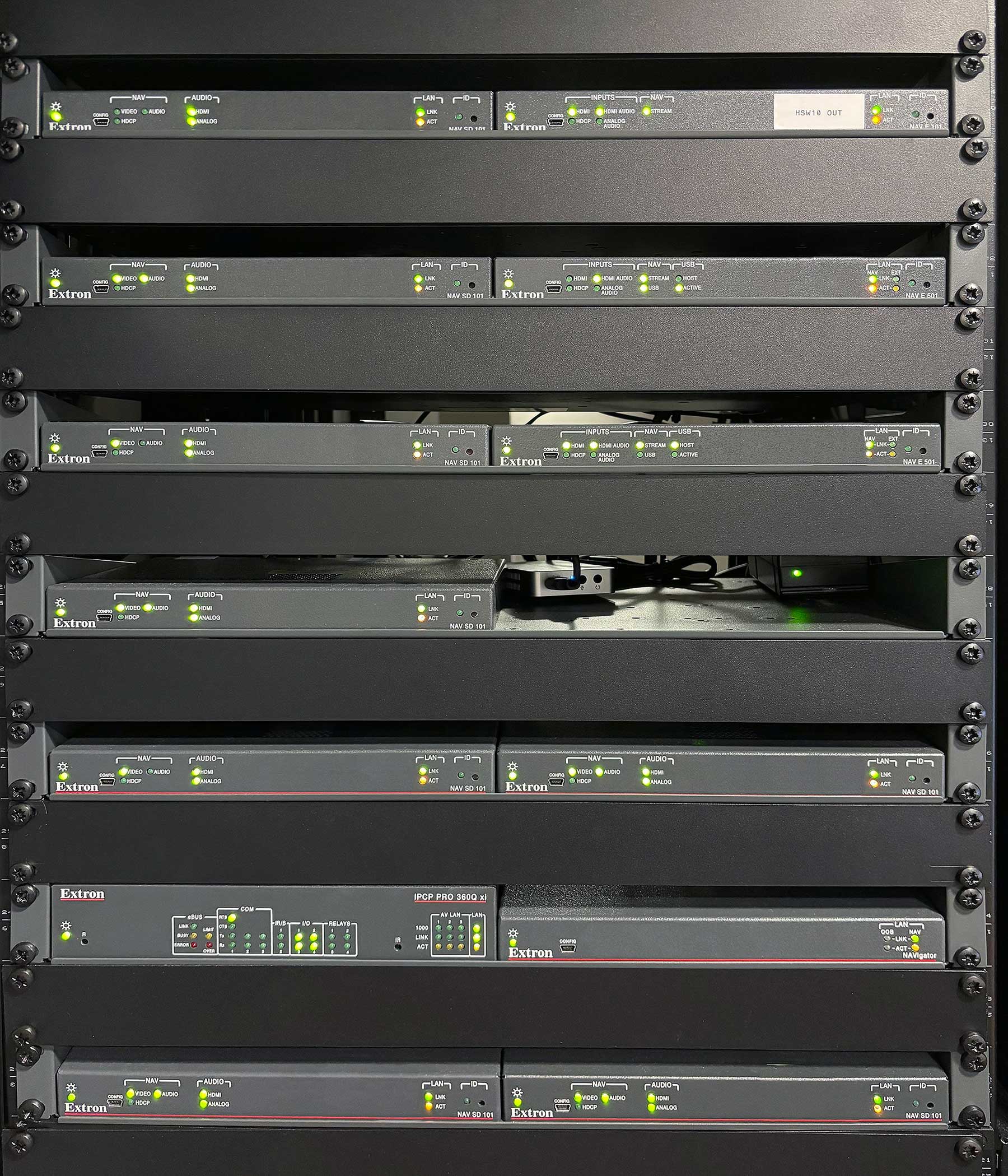 Le rack principal de la salle de contrôle intègre les terminaux NAV et le gestionnaire de systèmes NAVigator Extron pour une distribution AV sur IP optimale.