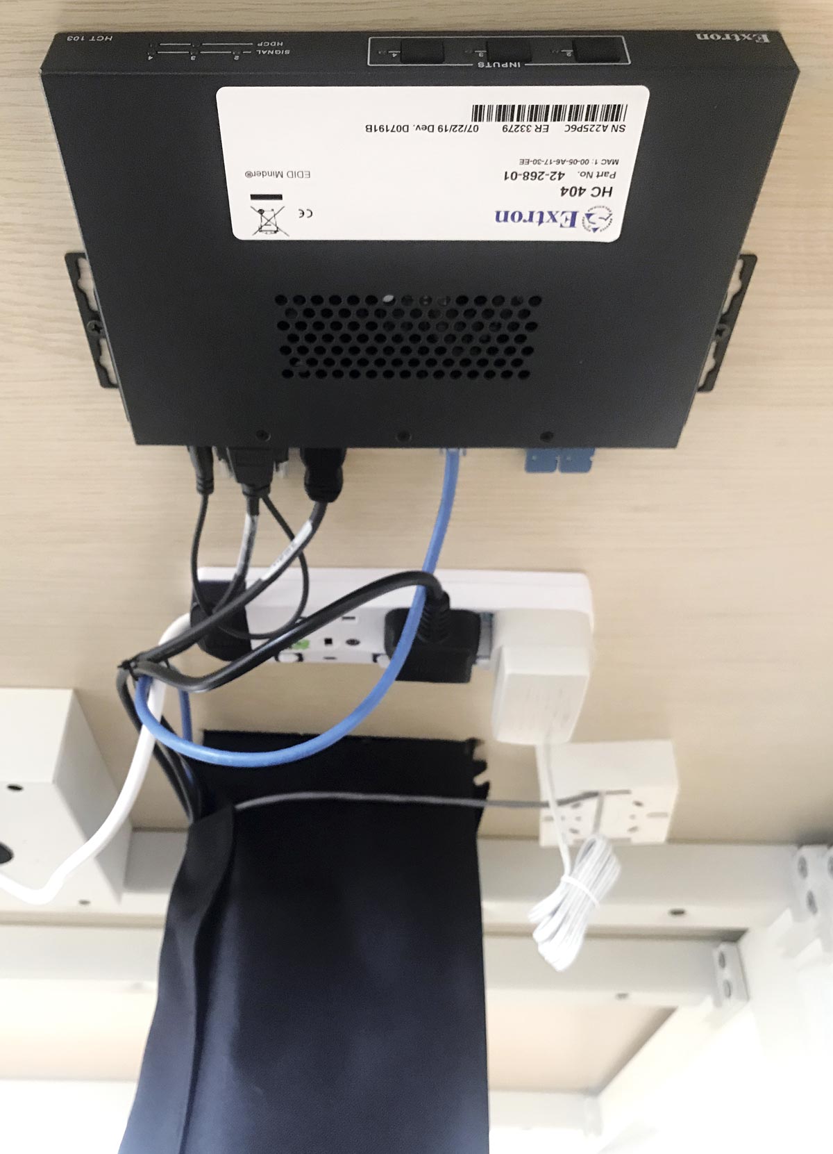 Émetteur/sélecteur HC 404 installé sous une table