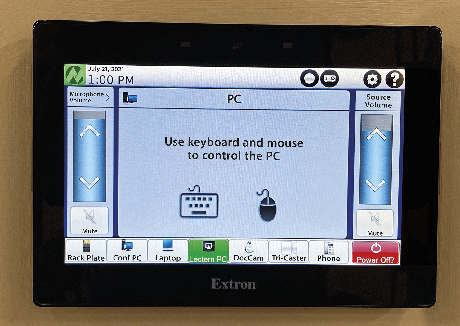Die Präsentatoren bedienen das AV-System mit dem TLP Pro 725M TouchLink® Pro-Touchpanel, das an einer Seitenwand im Sitzungssaal montiert ist.