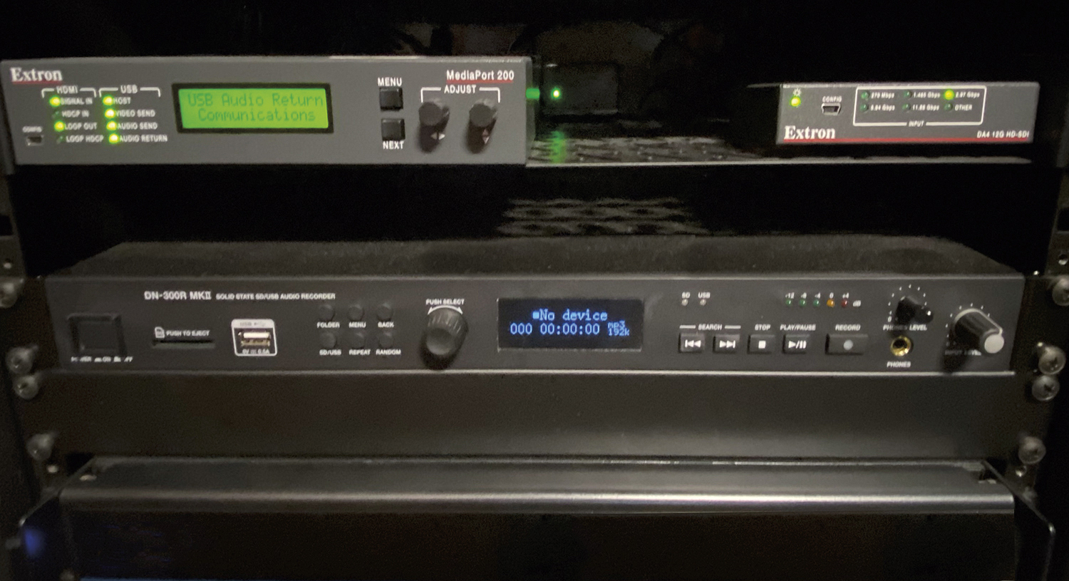 Durch die kompakte Größe und das energieeffiziente Design der MediaPort 200-Bridge und des DA4 12G HD-SDI-Verteilverstärkers mit vier Ausgängen können beide Geräte in einer einzigen Rackmontagewanne montiert werden.