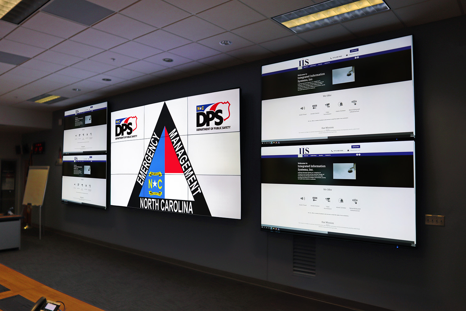 Miniaturansicht - Der Krisenraum im EOC in North Carolina verfügt über mehrere Displays, einschließlich einer 3x3 großen Videowand mit seitlich angebrachten 96 Zoll großen Displays.