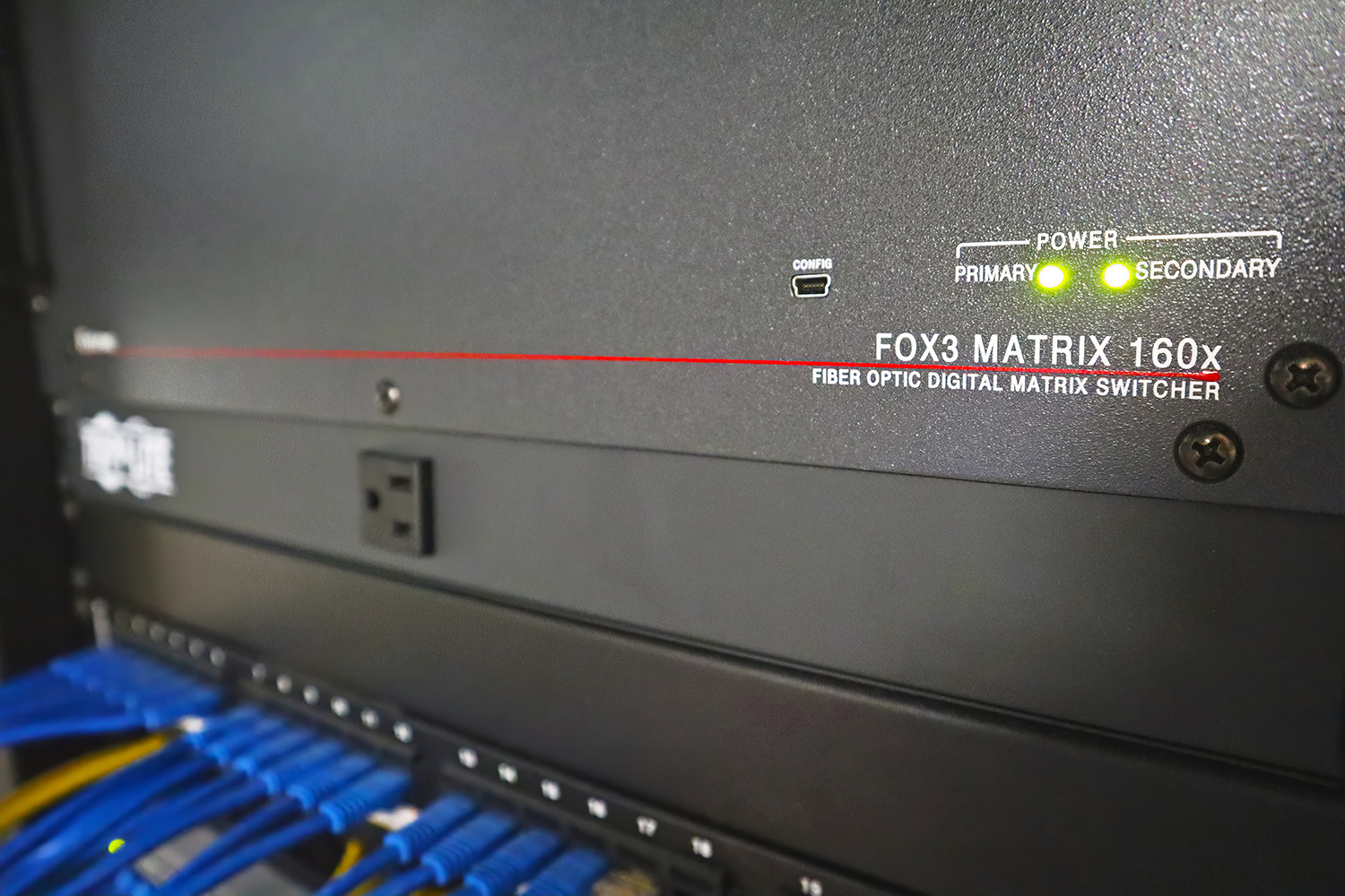 IIS wählte das FOX3-Kreuzschienenmodell ohne ein Frontbedienfeld, um sicherzustellen, dass nur autorisierte Personen Zugriff auf das AV-System des EOC haben.