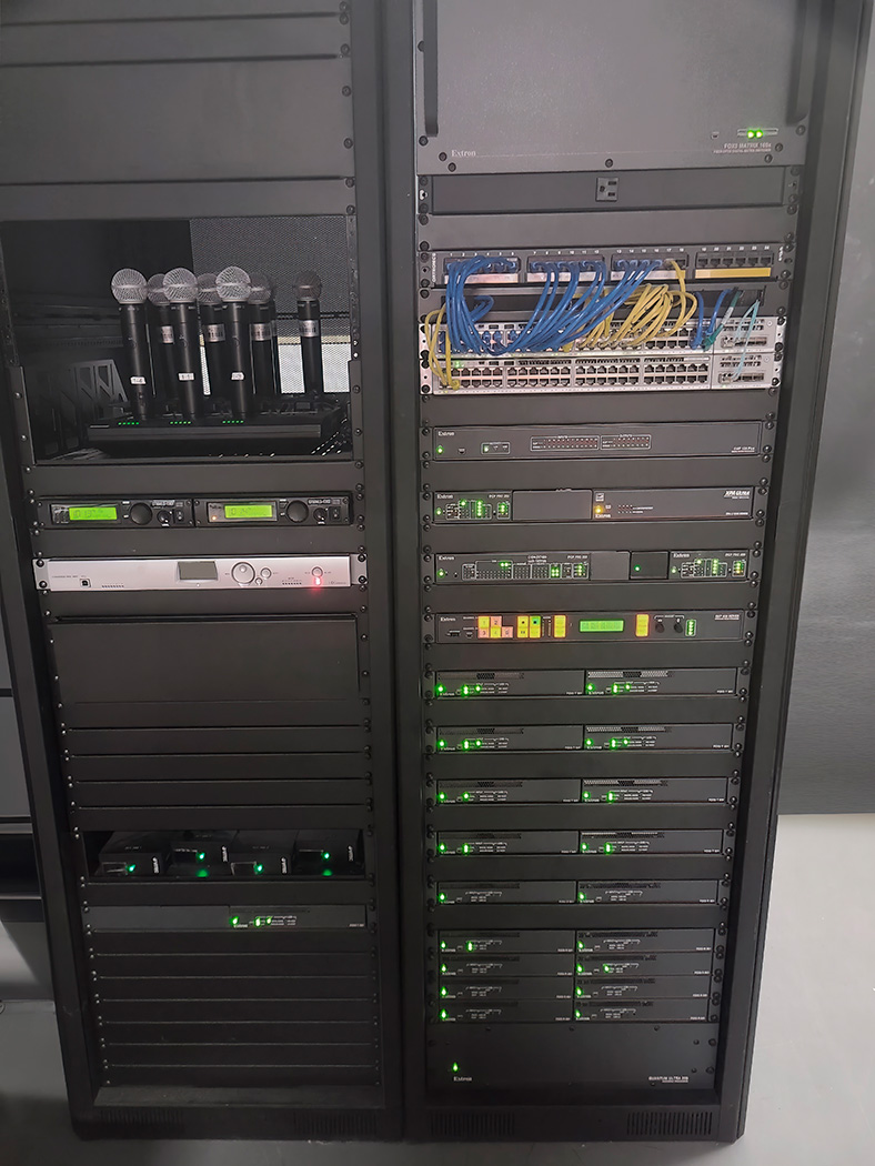 To drive the videowall in the Situation Room, the FOX3 matrix switcher sends 4K HDMI content to the Extron Quantum Ultra videowall processor mounted in the same rack.