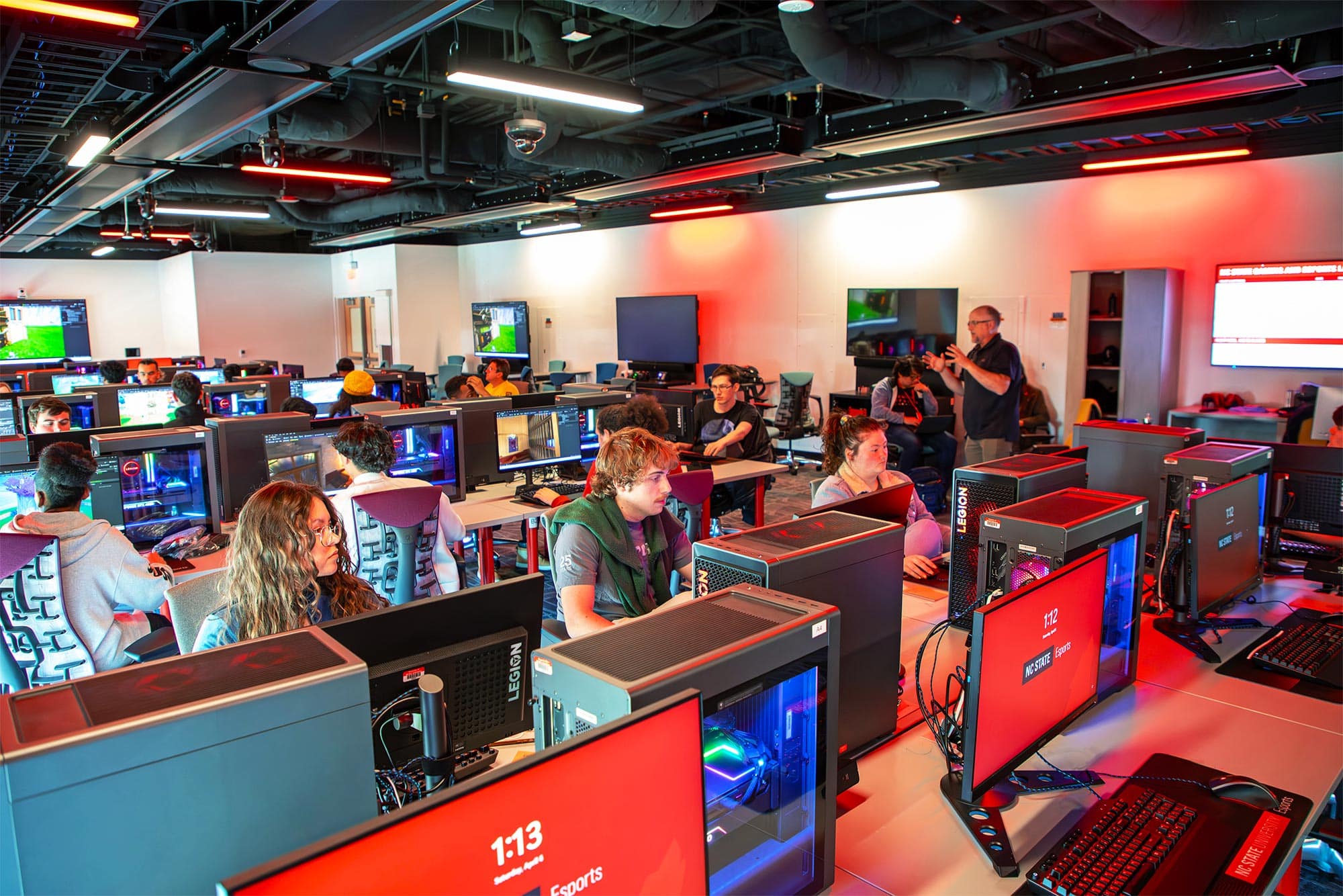 Les étudiants profitent d'une expérience de jeu supérieure sur 35 PC haut de gamme en plus des quatre postes pour les jeux sur console. <br><br>Reproductions autorisées par l'Université d'État de Caroline du Nord.