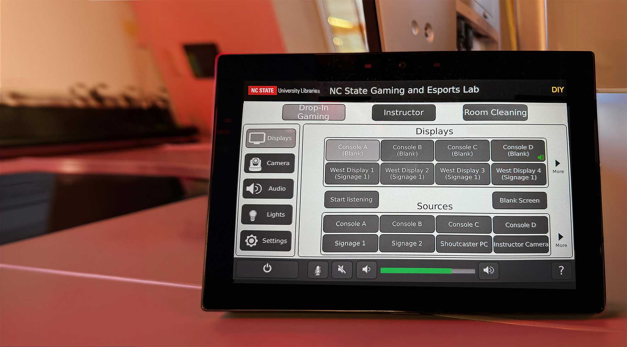Les écrans tactiles TouchLink Pro Extron placés à travers l'espace offrent un contrôle performant et intuitif du système à portée de main.