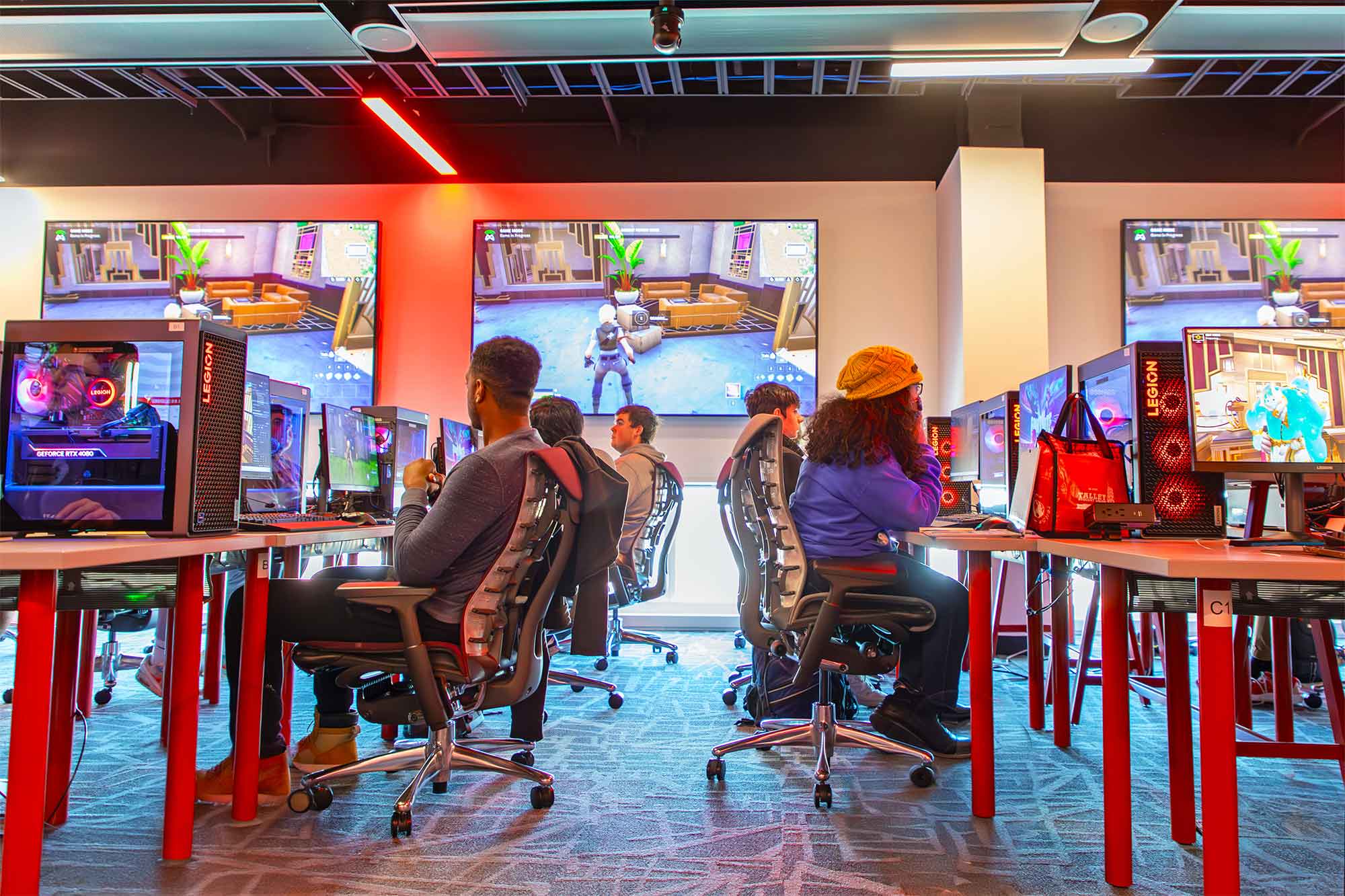Les étudiants s'immergent dans l'effervescence des jeux dans le laboratoire e‑sport high‑tech de l'Université d'État de Caroline du Nord.