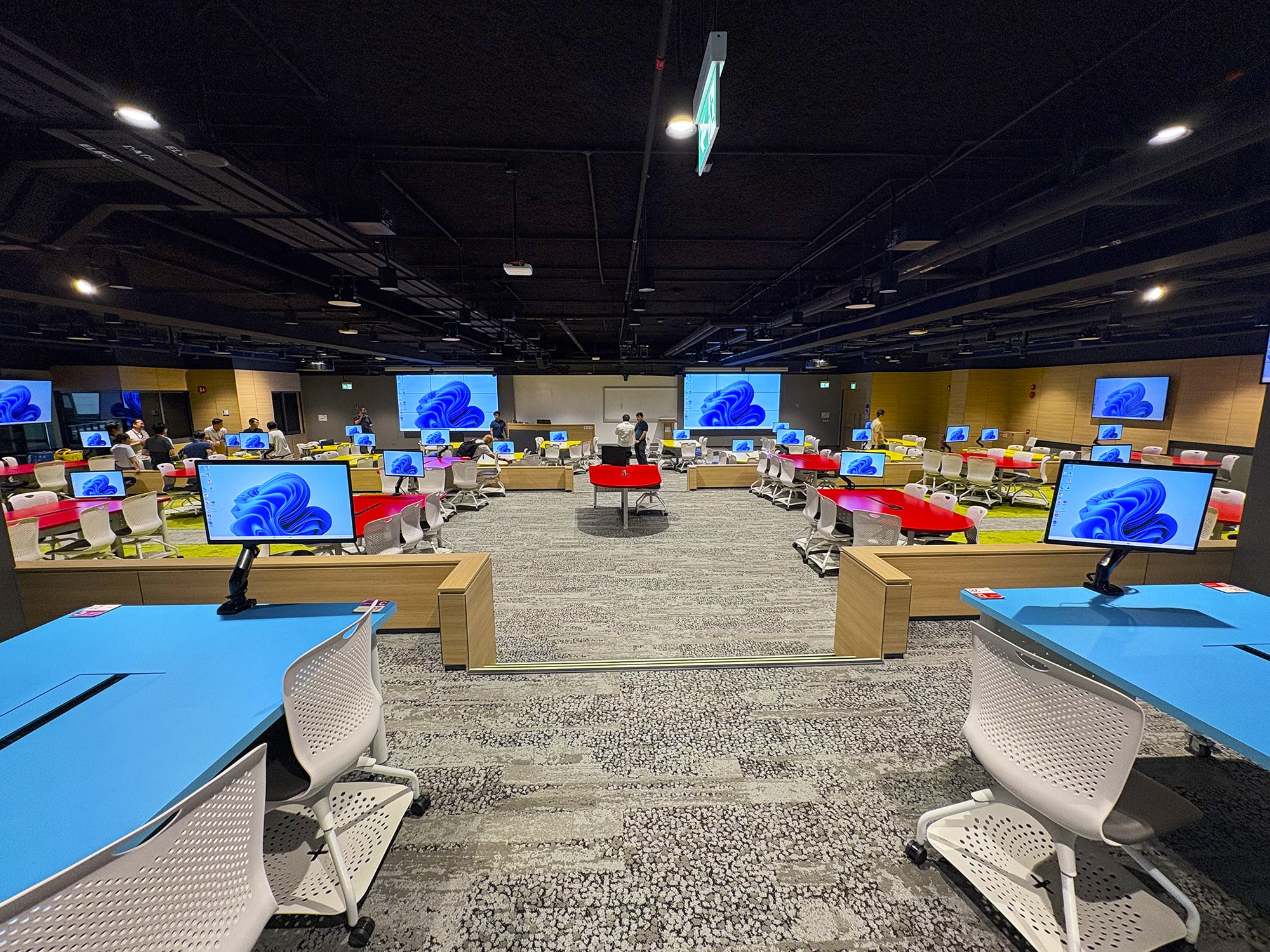 Dans les deux grandes salles de collaboration, disposant chacune de 29 et 35 tables de manière respective, les étudiants travaillent en groupe et partagent du contenu sur les écrans.