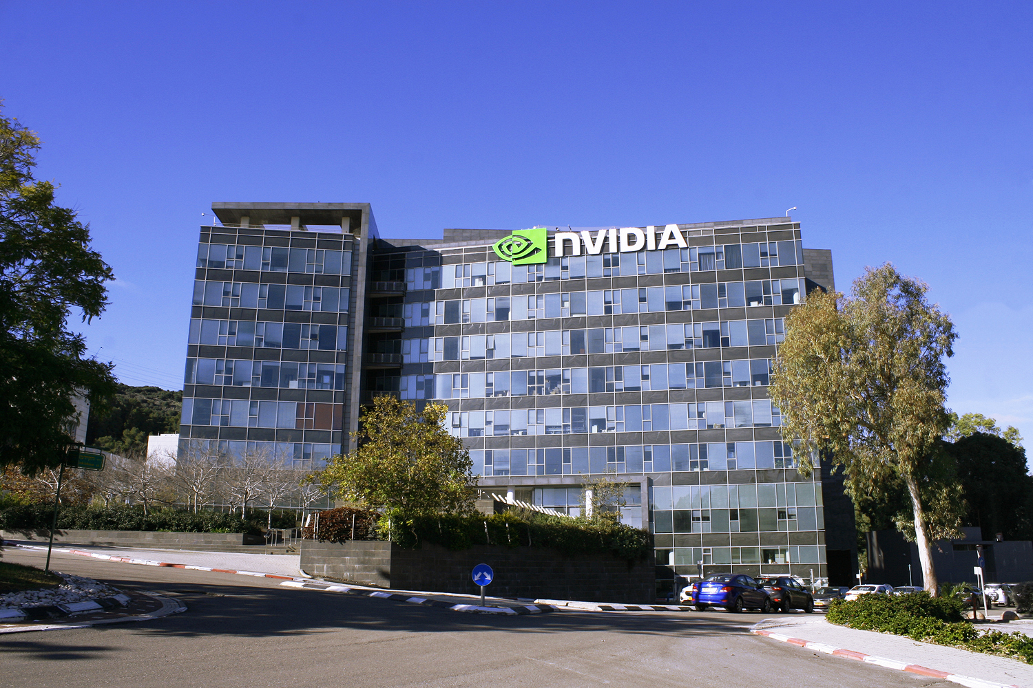 À Yoqnéam (Israël), les neuf étages du siège de NVIDIA ont été réagencés pour adapter la technologie audiovisuelle avancée à un design moderne, alliant esthétique et professionnalisme.