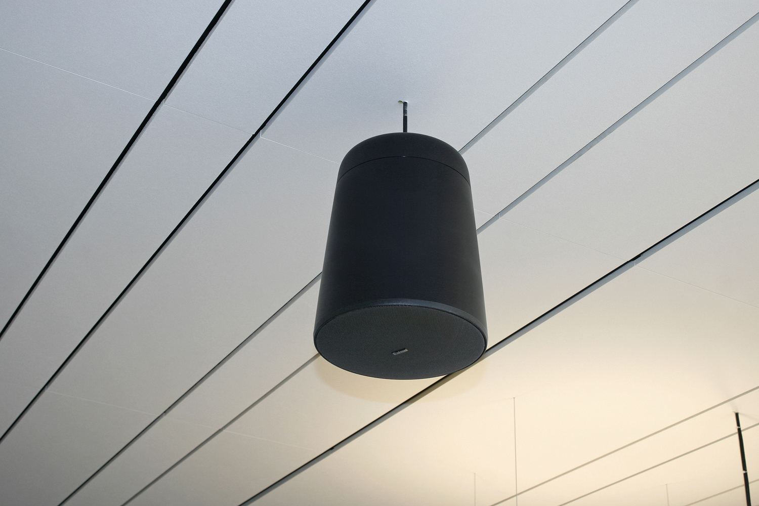 The SF 26PT pendant speakers have the discreet appearance of modern lighting, allowing them to be hidden in plain sight.