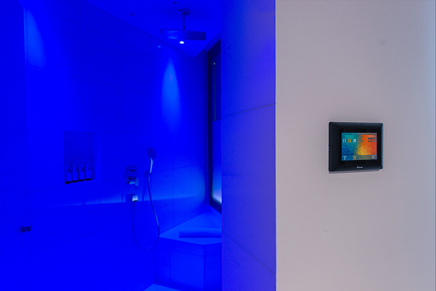 Vignette d'une salle de bain avec un éclairage bleu
