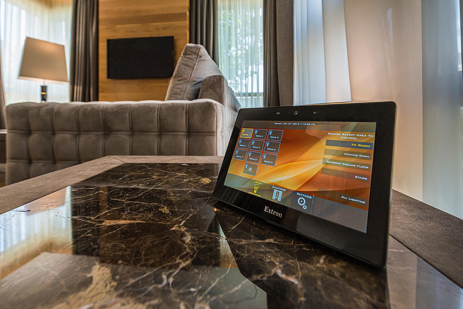Touchlink Pro-Touchpanel in einem Raum im Parklane Resort und Spa