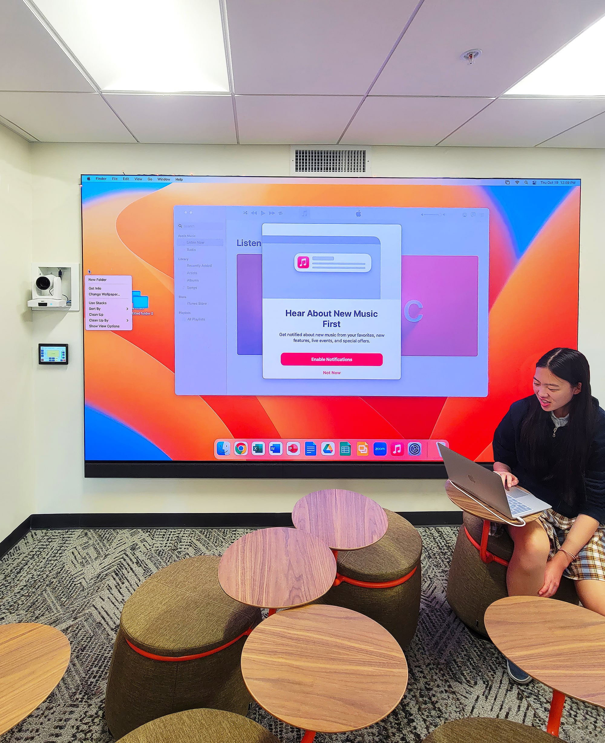 Les élèves et le personnel de l'école peuvent utiliser la salle et son système de mur d'images pour divers besoins de présentation, notamment des matières facultatives, des clubs sociaux, et des vidéoconférences.