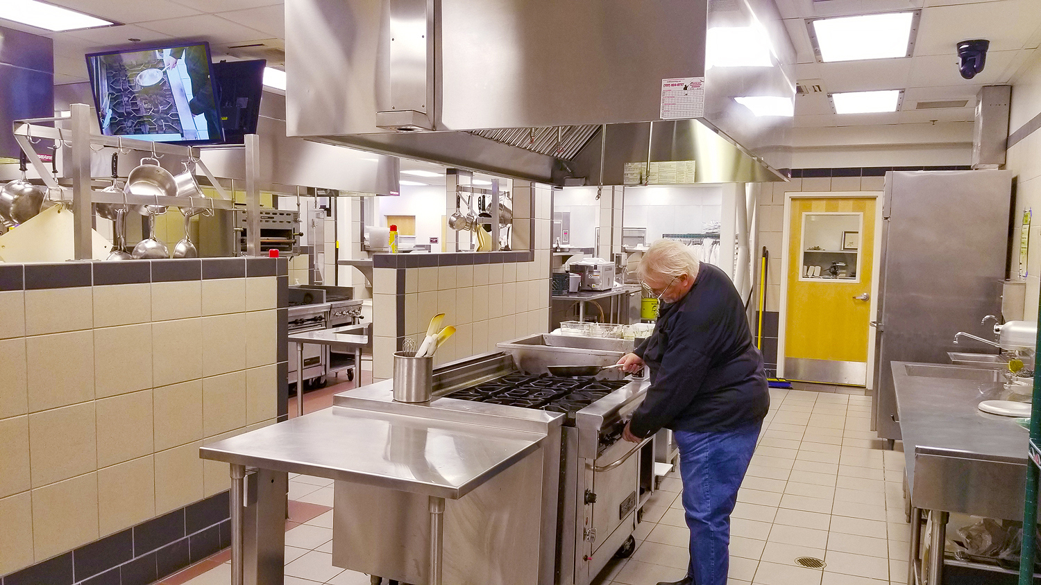 The culinary classroom includes six full commercial kitchens, and the instructor is a professional chef. A NAV® Pro AVoIP system enables signal distribution to the various displays.