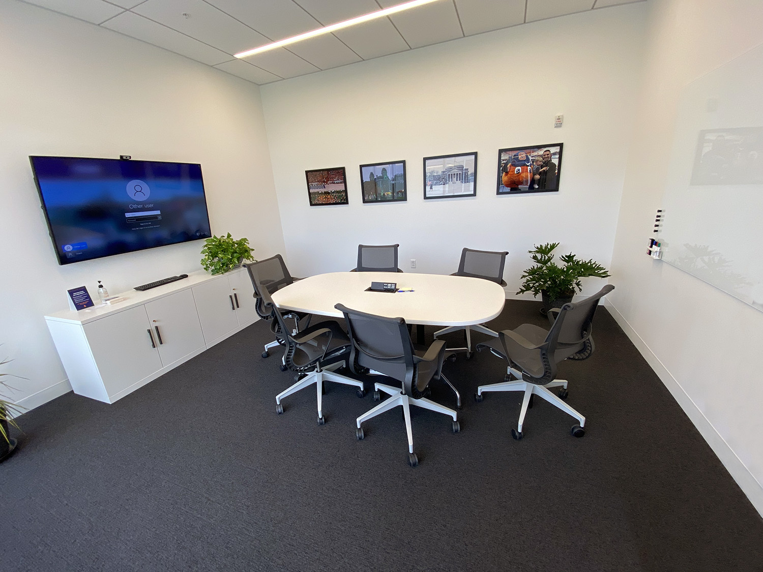 La majorité des espaces de réunion du NVRC ont une configuration similaire à la salle de conférence 301 de l'installation.