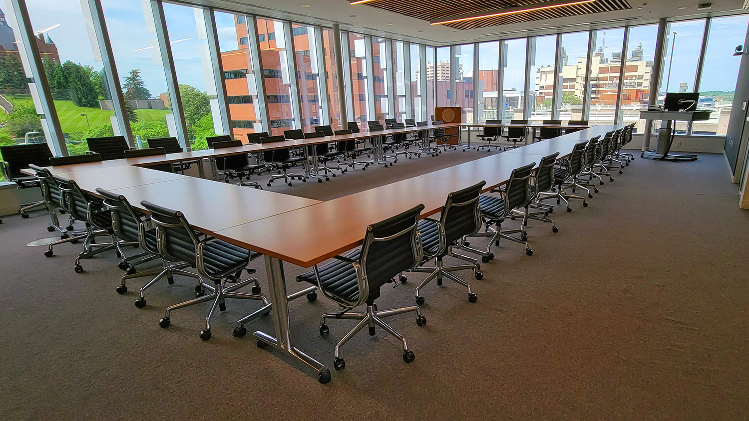 Les espaces de réunion, comme la salle de conférence 330, incluent une grille de commutation avec scaler DTP CrossPoint 4K pour le routage des signaux, l'audio, et le contrôle, avec le modèle spécifique en fonction des ressources et des dimensions de chaque espace. Reproductions autorisées par Steve Sartori, Université de Syracuse.
