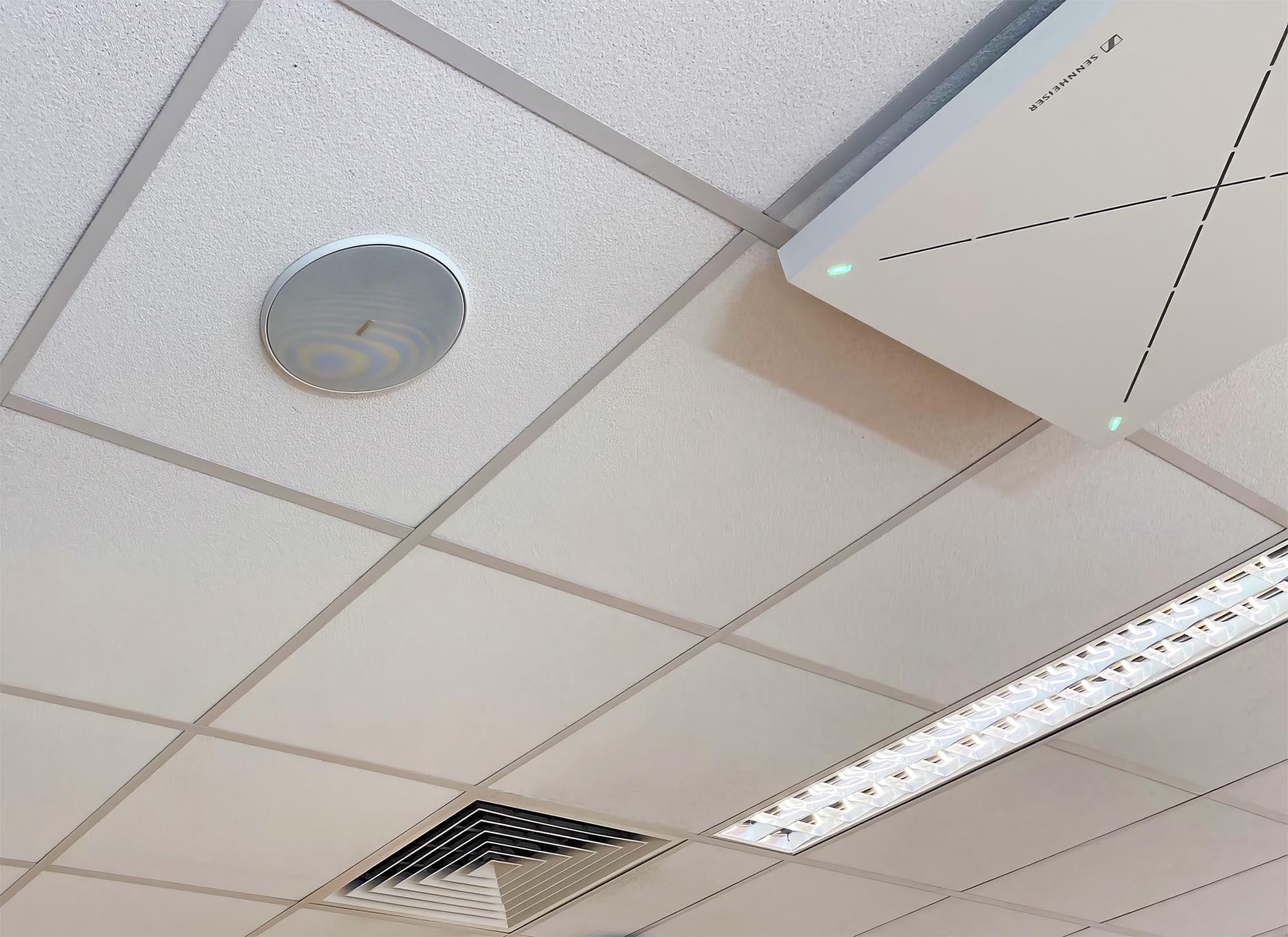 Dans toutes les salles de classe HyFlex, les étudiants en présentiel et en distanciel entendent leurs camarades à travers des microphones beamforming et des enceintes SoundField.