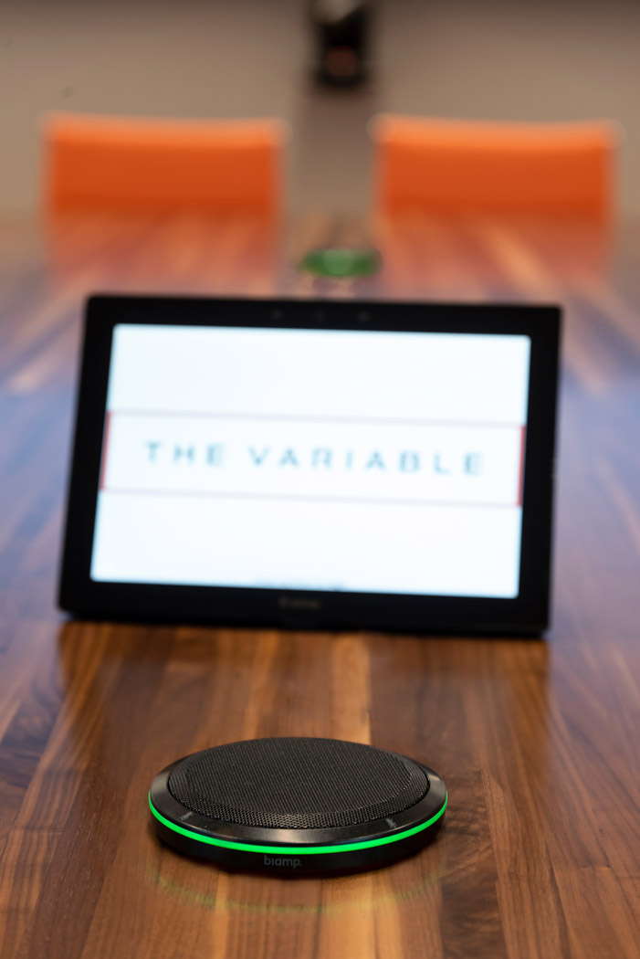 Vorschaubild einer Nahaufnahme von einem Touchpanel auf einem Konferenztisch.