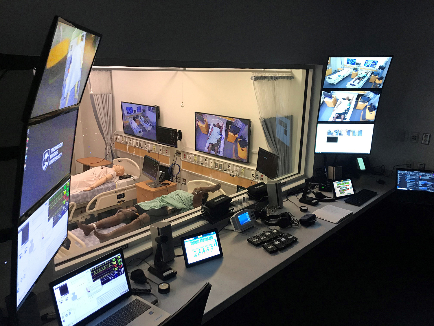 Les opérateurs de la salle de contrôle utilisent un écran tactile TouchLink Pro 10″ de table TLP Pro 1025T Extron pour piloter les équipements selon les indications du professeur.