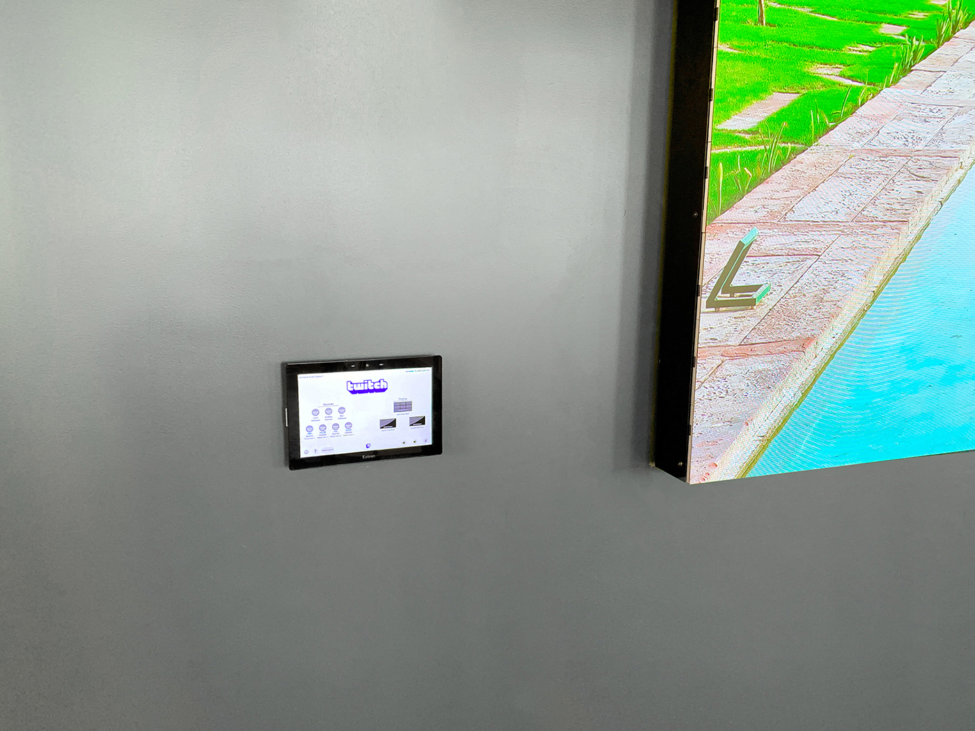 Il videowall 3x3 può essere controllato utilizzando il touchpanel TouchLink<sup>®</sup> Pro da 10” TLP Pro 1025M di Extron montato a parete.
