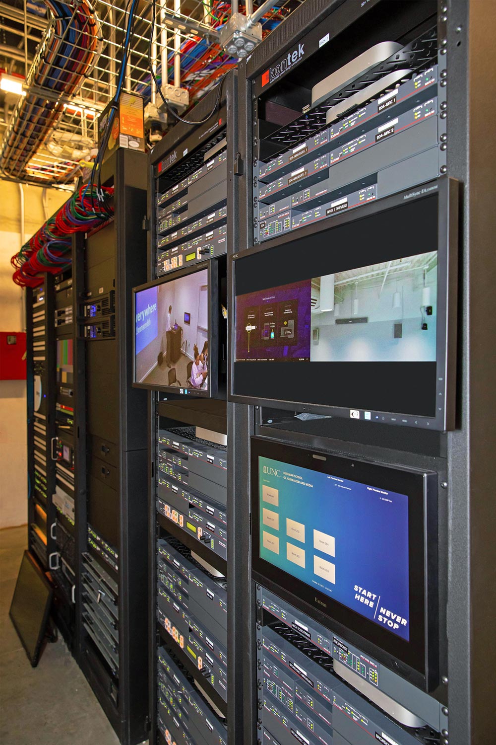 Vignette - Les équipements audiovisuels sont pour la plupart installés dans le local technique du sous‑sol.