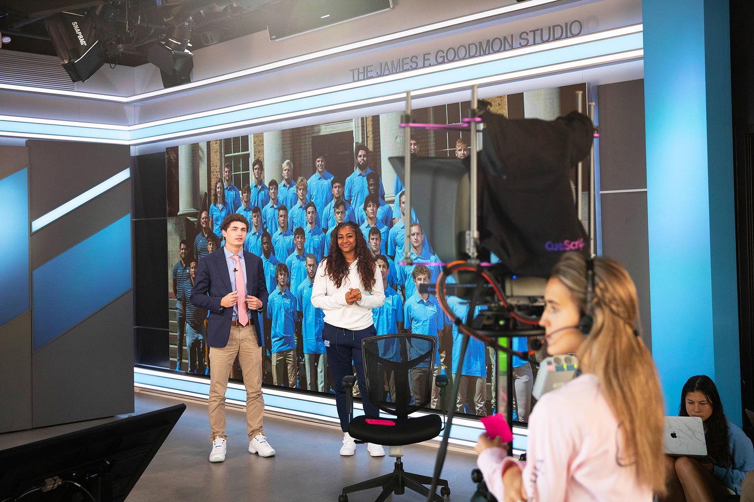 Ausschnitt aus den Dreharbeiten für die Sports Xtra-Show der UNC mit der 4,8 x 2,7 m großen LED-Videowand für den Hintergrund im Broadcast-Studio.