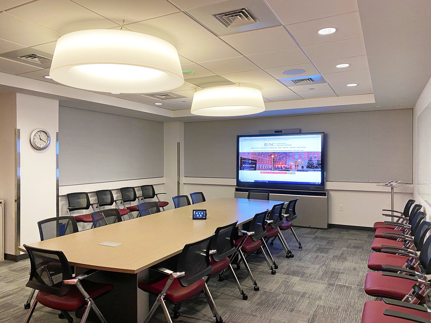Deux nouvelles salles de conférence sont reliées au centre de formation via l'AV sur IP NAV, offrant plus d'espaces de réunion pour le travail collaboratif. Reproduction autorisée par Heidi Grassley de ClarkPowell.