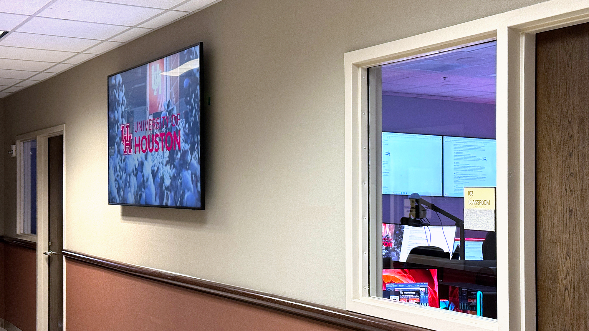 Extron technology enables any source to be routed to any display throughout the esports arena, including outside the esports arena. 