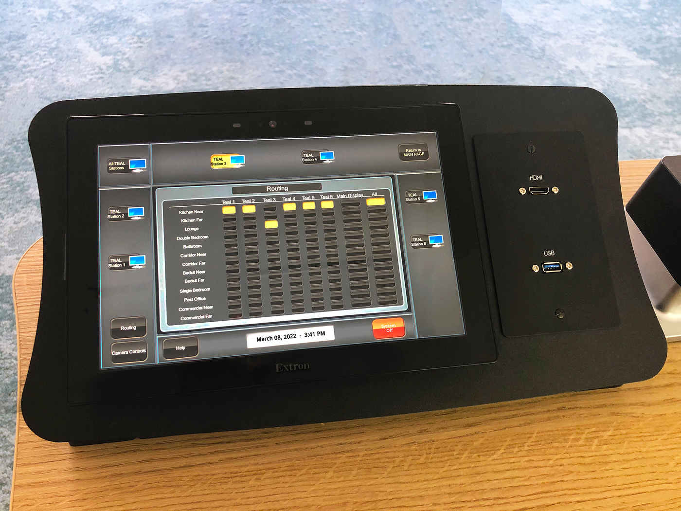 L'enseignant peut contrôler le routage des signaux audiovisuels depuis l'interface d'un écran tactile TouchLink<sup>®</sup> Pro 10