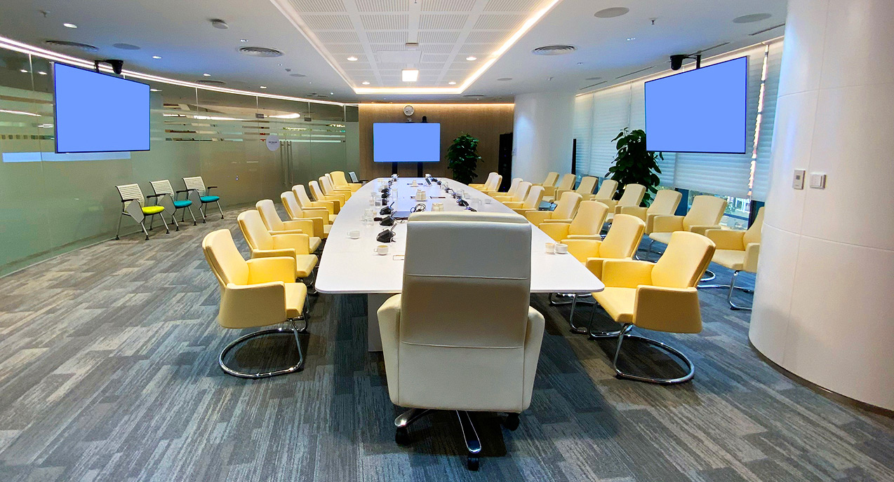 Sala conferenze di ampie dimensioni standard.