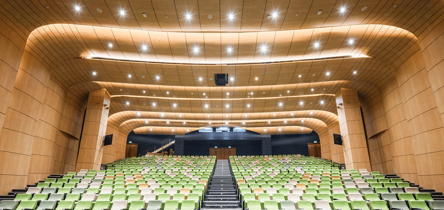Nell'auditorium è presente un proiettore installato a soffitto per lo schermo di proiezione sul palco oltre a display da 55” nella platea dove siede il pubblico.