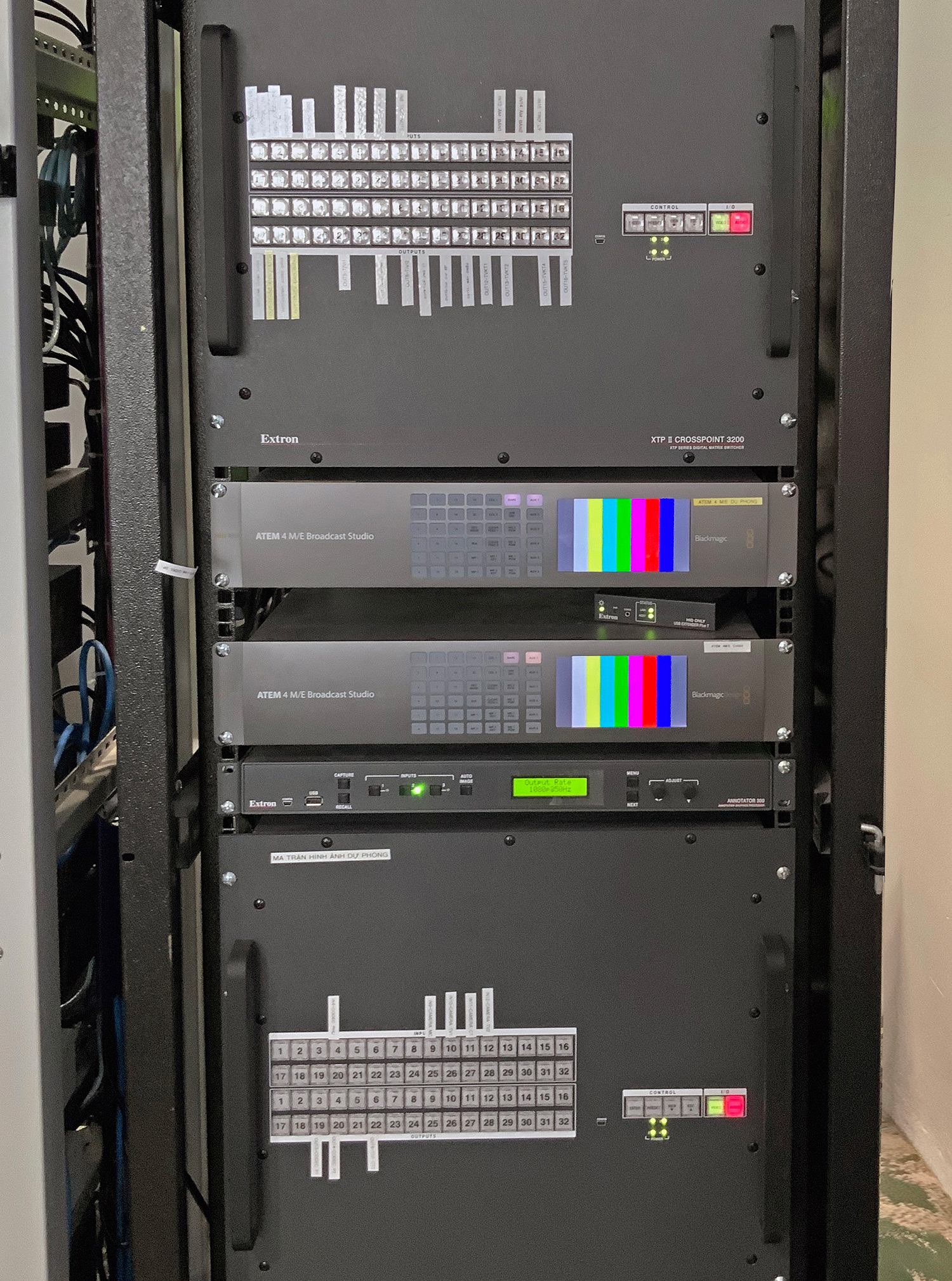 Il rack apparecchiature AV dell'auditorium alloggia due matrici XTP II CrossPoint 3200.