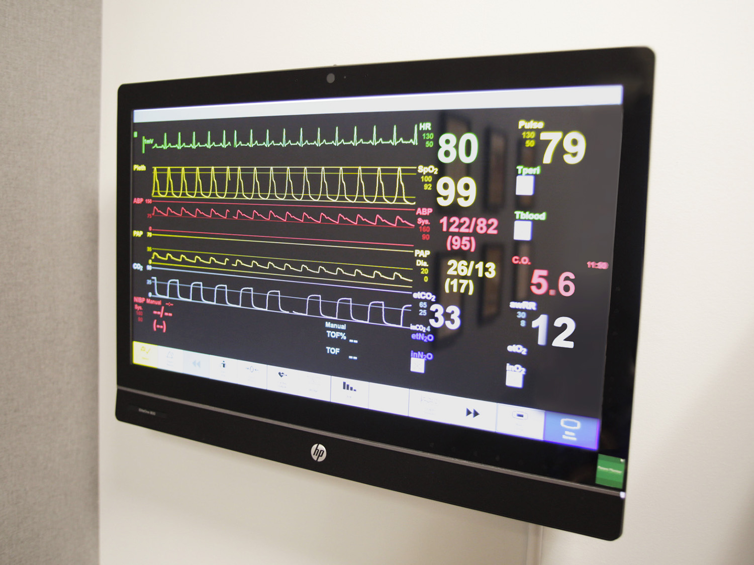 室内用于显示医用人体模型生命体征的显示器独立于 AV 系统，由模型的配套控制软件直接驱动