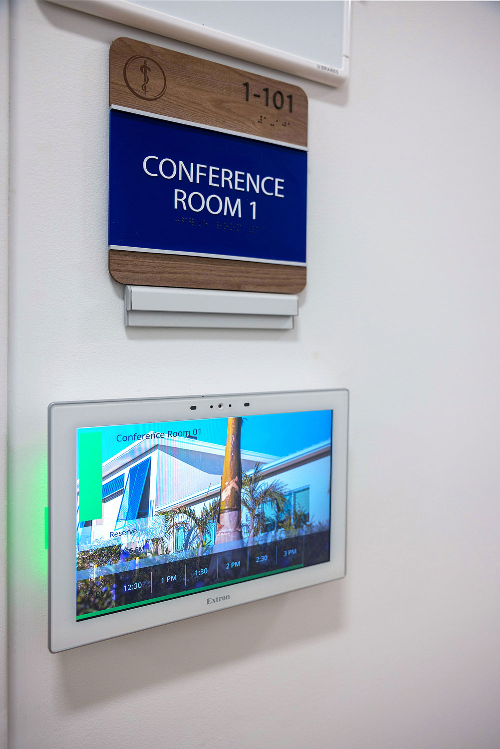 Thumbnail - TLS 1025M room scheduling systems provide room availability in real-time and allow easy reservations for meetings and conferences.