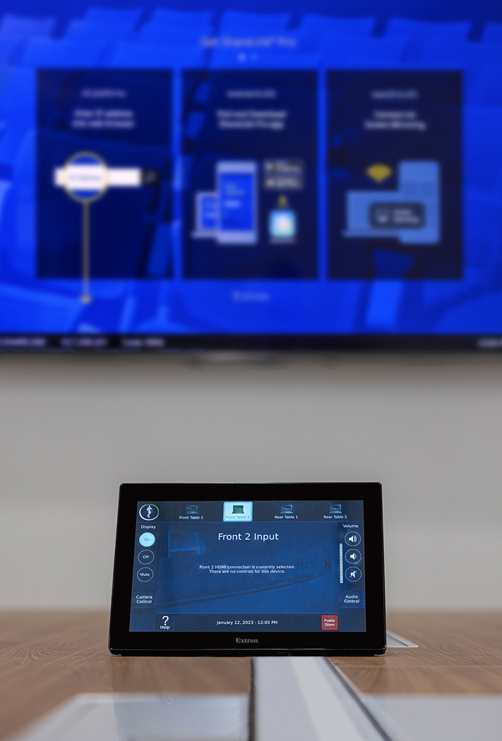 Thumbnail - 两间大会议室配备 BYOM 及无线演示系统，并通过 Extron TLP Pro 1025T 10″ 触摸屏进行控制