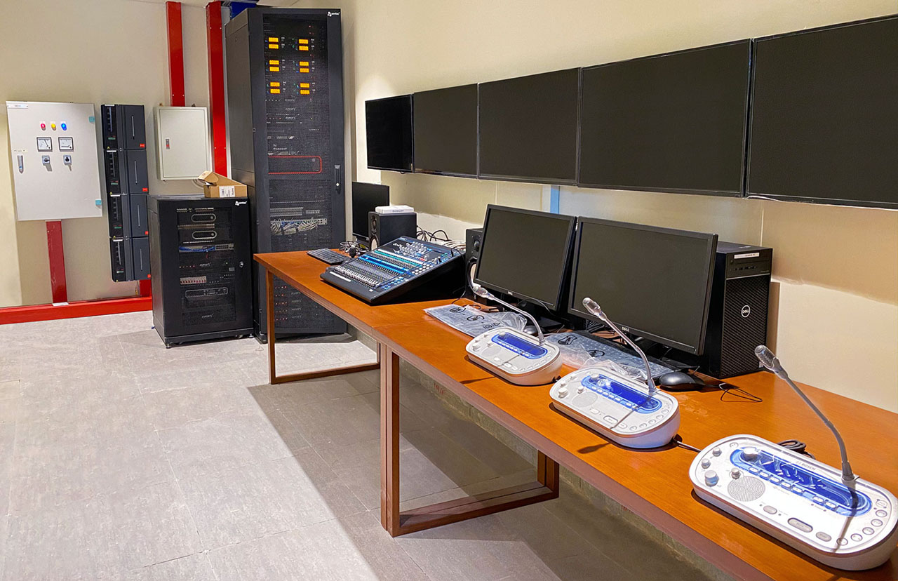 La salle de contrôle attenante à la salle de réception simplifie le contrôle du vaste système audiovisuel, y compris la montée du projecteur et de l'écran, le levage des enceintes, et l'éclairage.