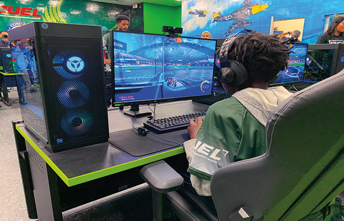 Un ragazzino che gioca a un video game su un computer desktop.