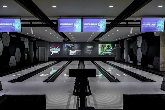 Display videowall nella sala da bowling nell'area di intrattenimento SpareMe dell'hotel Chauncey di Iowa City, nello stato dell'Iowa