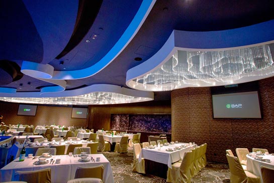 La bellissima sala da pranzo principale del ristorante Neptune’s a Hong Kong