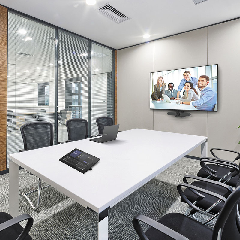 Image de galerie d'une salle de réunion utilisant Microsoft Teams Rooms avec le Tiny Lenovo et le Logitech Tap