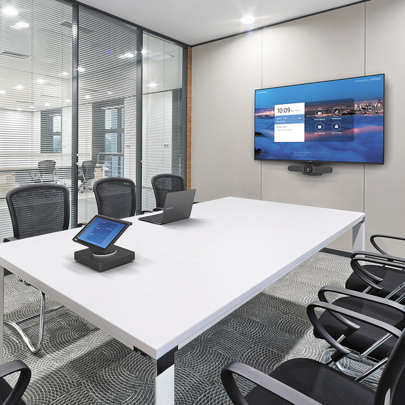 Image de galerie d'une salle de réunion utilisant Zoom Rooms avec le Hub Gen 2 Lenovo