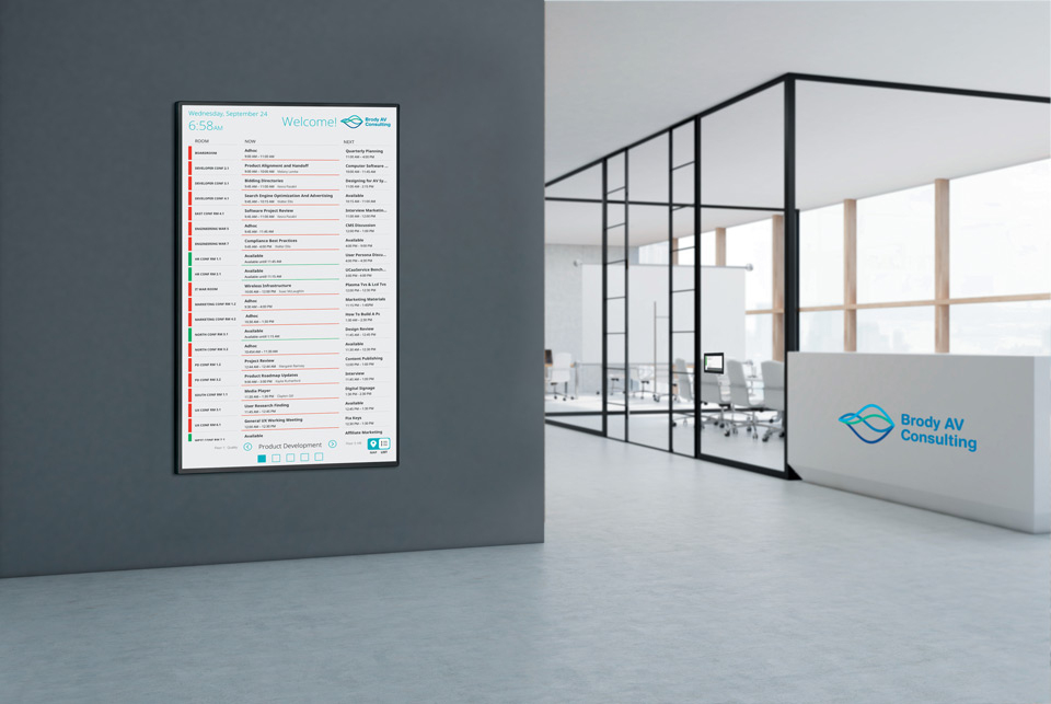 Pannello Room Scheduling di Extron con visualizzazione su elenco interattivo installato su parete in un ufficio (orientamento verticale).
