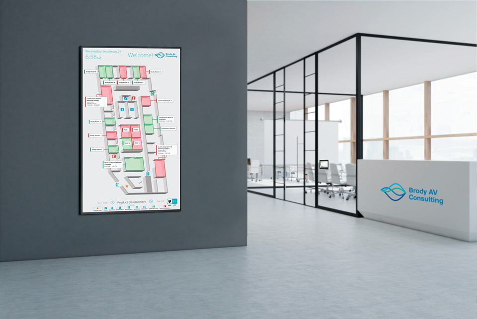 インタラクティブなマップビューを表示しているオフィスの壁に取り付けられたエクストロンのスケジューリングパネル(縦長レイアウト)。